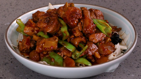 厨师3分钟教做家常大盘鸡,土豆青椒切滚刀块,超级下饭又有食欲